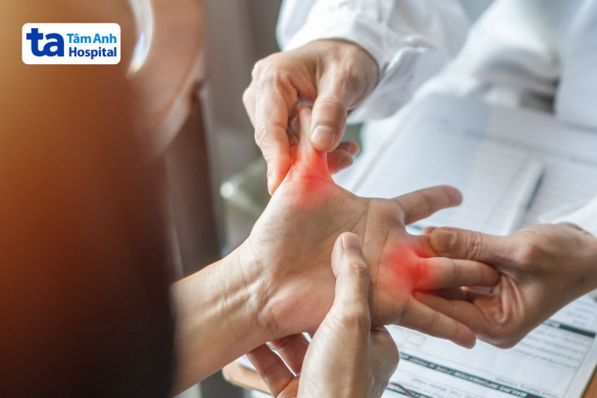 bác sĩ thực hiện khám lâm sàng