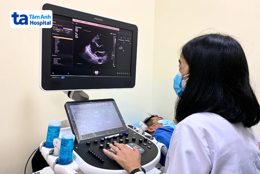 Bác sĩ đang thực hiện siêu âm Doppler cho bệnh nhân