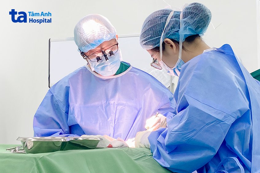 bác sĩ trông cắt nốt ruồi ung thư da cho bệnh nhân