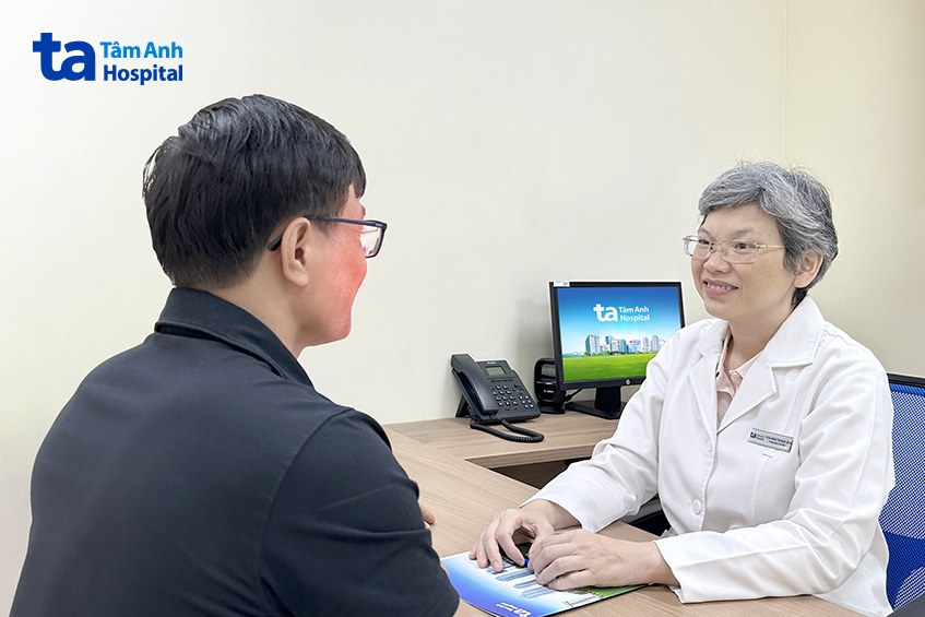 bác sĩ tư vấn cho khách hàng