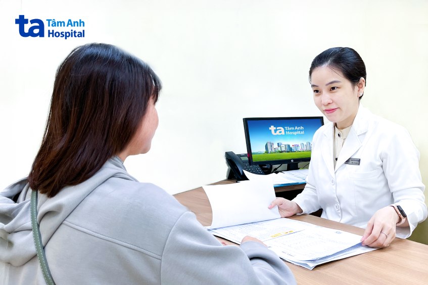 bác sĩ tư vấn điều trị cho khách hàng