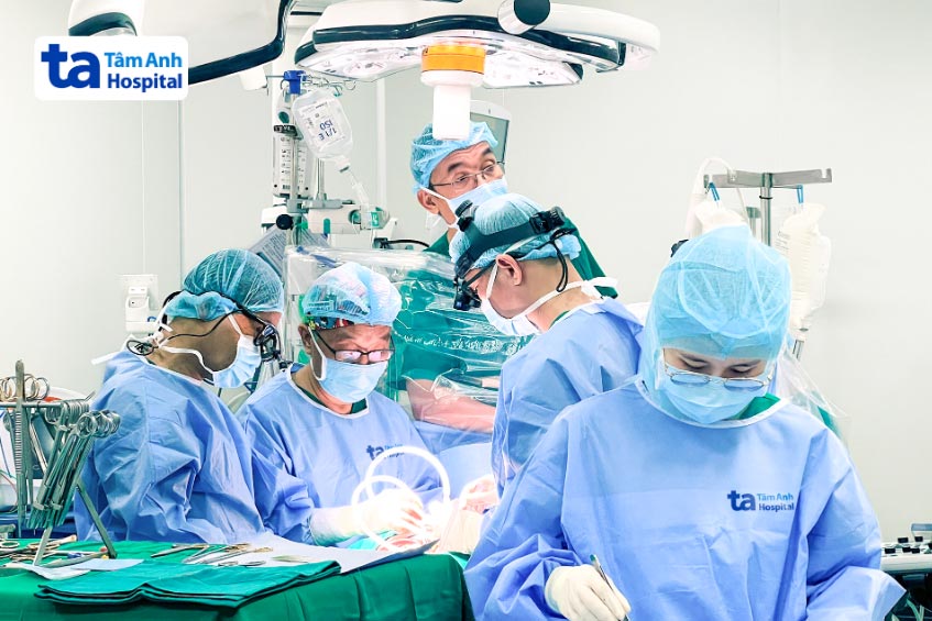Bác sĩ Viên (thứ 2 từ trái qua), bác sĩ Khang (ngoài cùng bên trái) và êkíp phẫu thuật tim cho anh Thìn