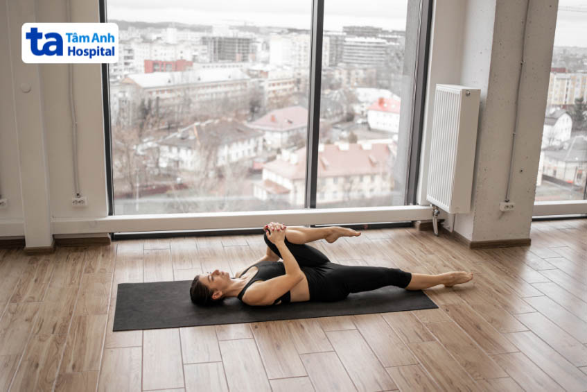 Bài tập giãn co giúp giảm đau khớp háng