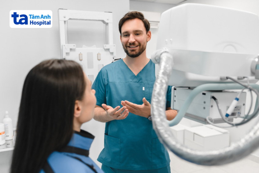 Bệnh nhân được hướng dẫn chụp X Quang ngực thẳng