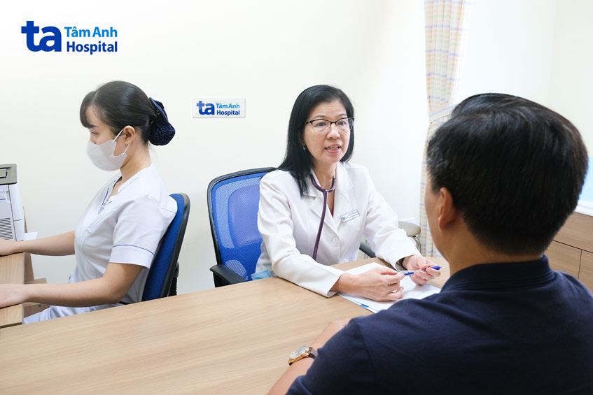 Bác sĩ Kiều khám, tư vấn cho bệnh nhân trước kỳ nghỉ Tết