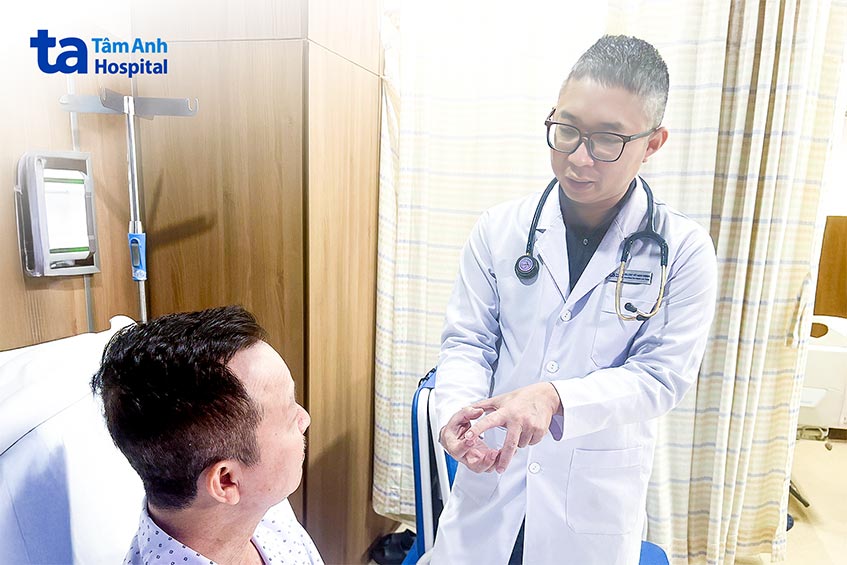 Bác sĩ Minh tư vấn cho ông Tín cách phòng ngừa tái nhồi máu cơ tim
