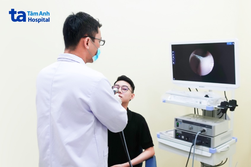 bác sĩ nội soi cho người bệnh