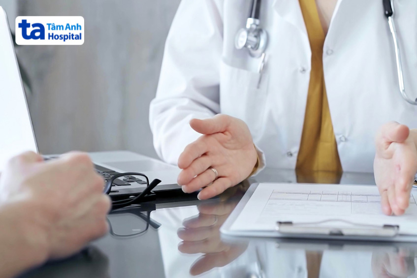 Bác sĩ phân tích kết quả và tư vấn về tình trạng sức khỏe của bệnh nhân
