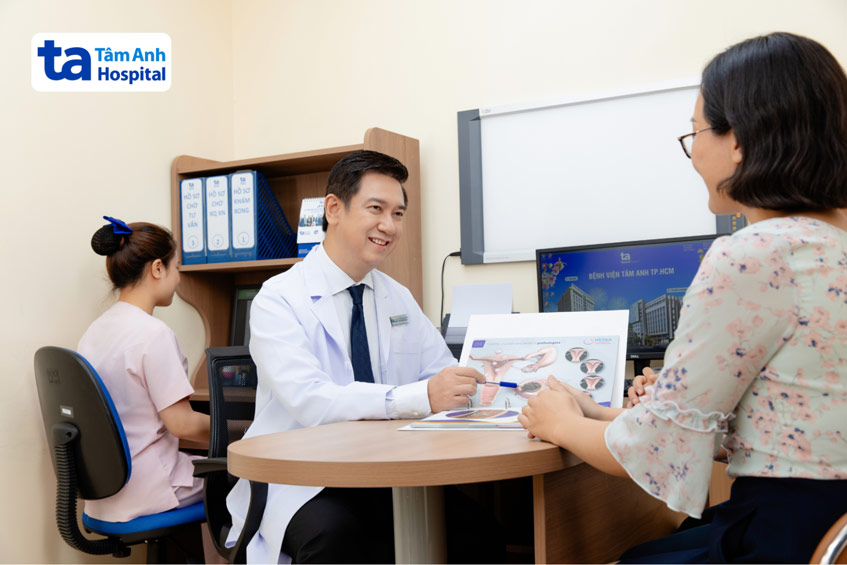 Bác sĩ Phùng Huy Tuân tư vấn điều trị hiếm muộn cho vợ chồng mong con lâu năm