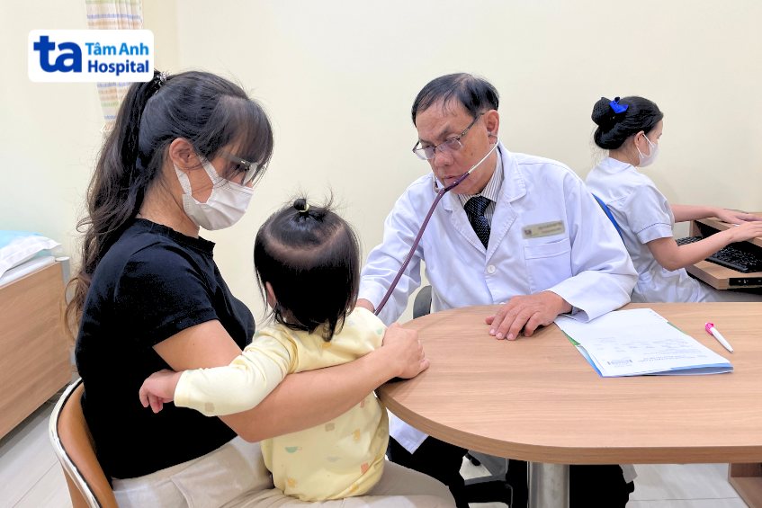 bs vũ huy trụ thăm khám sức khỏe cho bệnh nhi