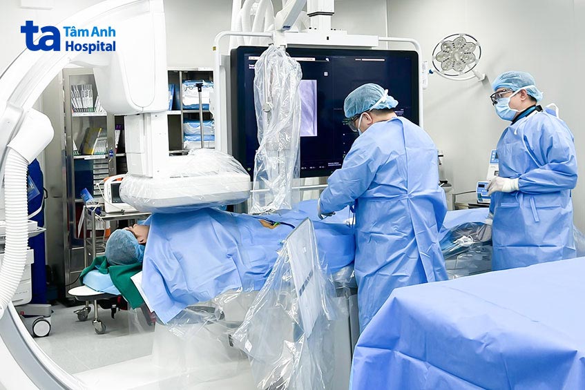 Các bác sĩ đóng lỗ thông liên nhĩ cho bệnh nhân