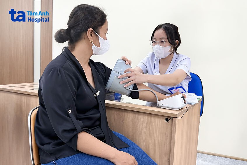 chị p đo huyết áp trước khi gặp bác sĩ