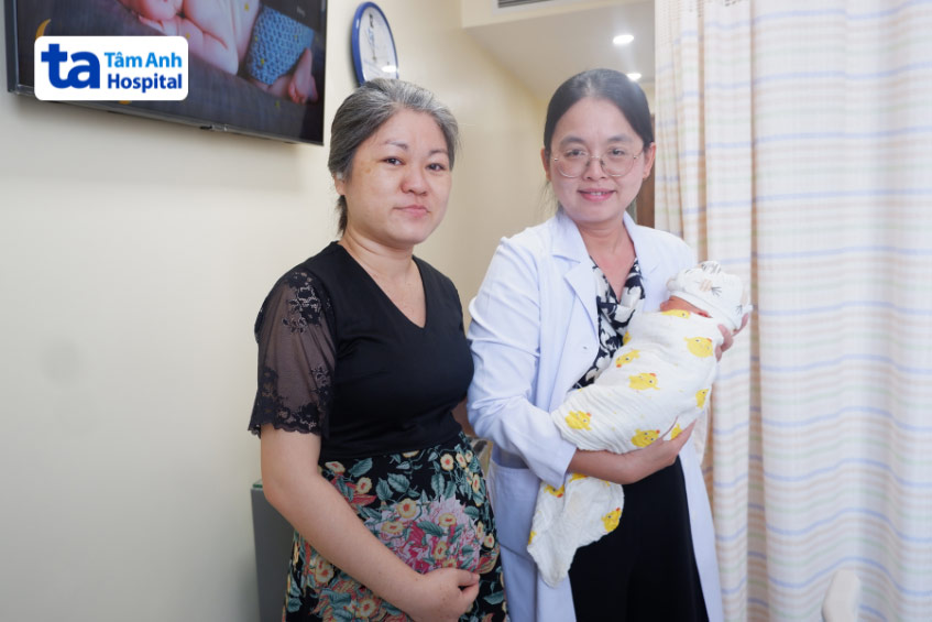 Chị Quách Lợi Châu ẵm “con yêu” đến IVF Tâm Anh để gặp lại “người gieo hạnh phúc” cho gia đình