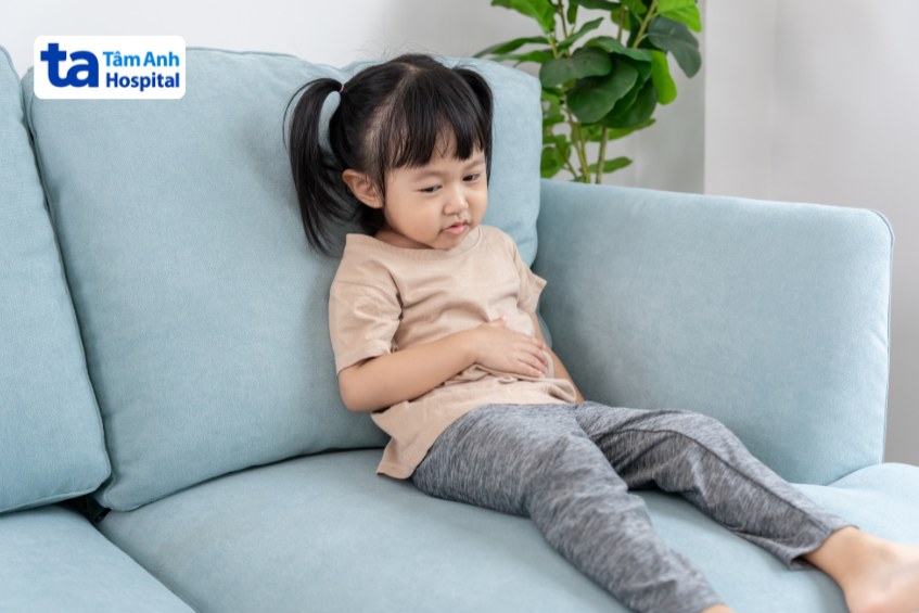 đau bụng khiến trẻ mệt mỏi, cảm thấy mệt mỏi