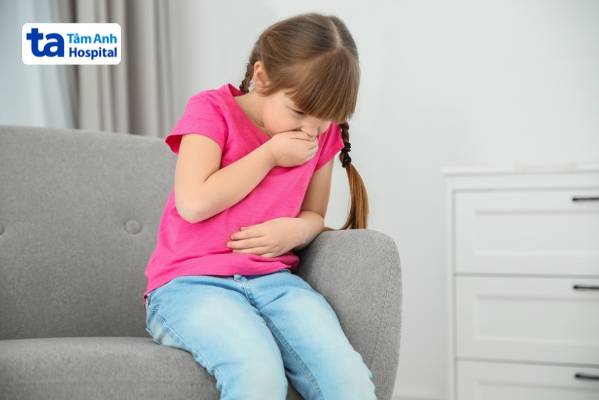 đau bụng quanh rốn có thể kèm theo các triệu chứng khác