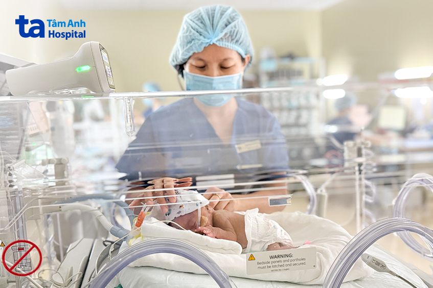 điều dưỡng phạm thị hoài phương tỉ mẩn chăm sóc