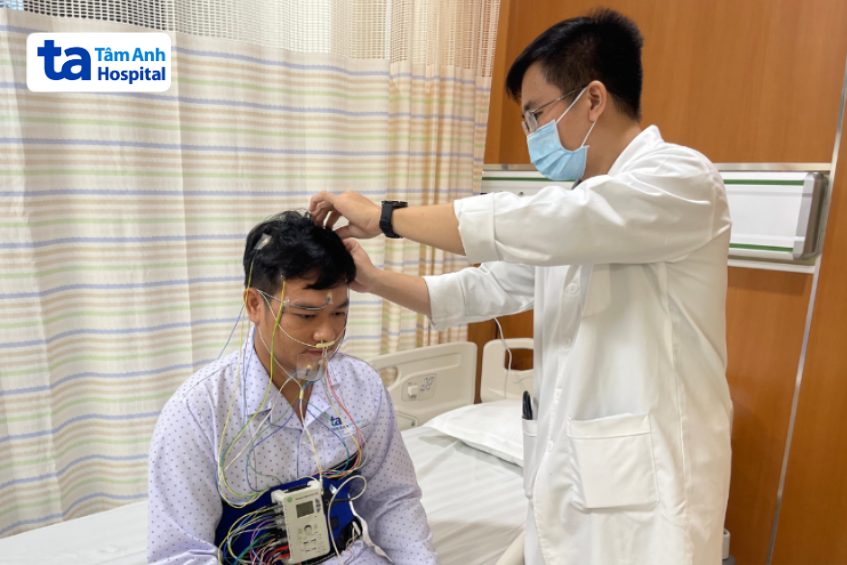 điều trị ngưng thở khi ngủ bằng máy đo đa ký giấc ngủ