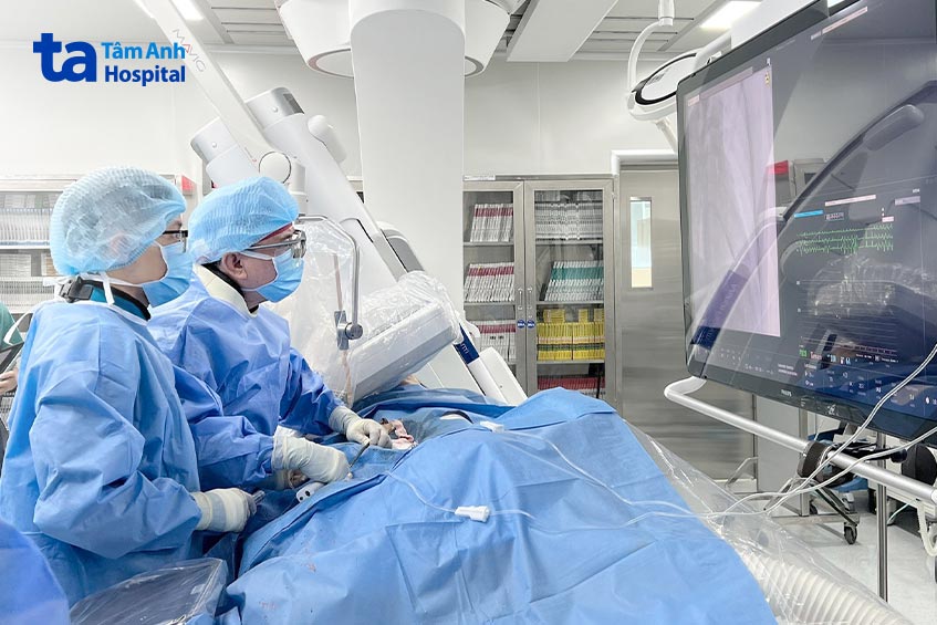 Giáo sư Võ Thành Nhân (thứ hai từ trái sang) cùng êkíp đặt máy tạo nhịp không dây cho bệnh nhân