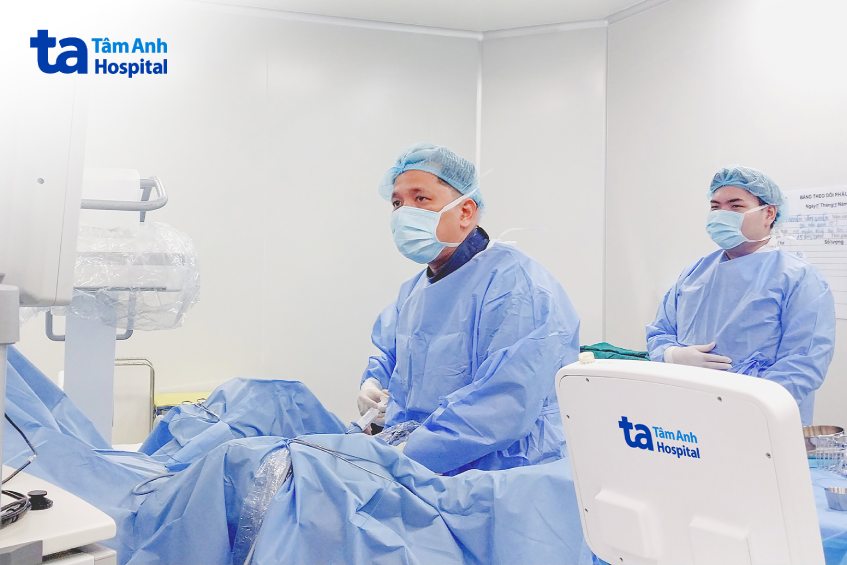 hình ảnh bác sĩ đang phẫu thuật