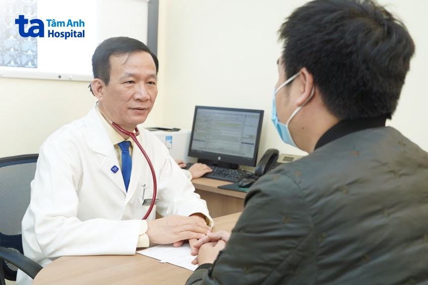 khám và tư vấn cho bệnh nhân