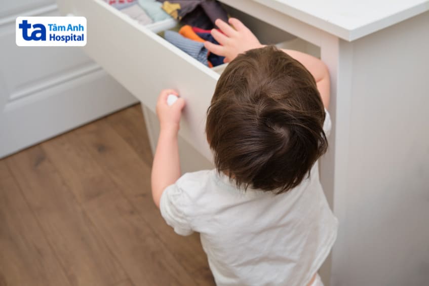 không đặt thuốc trong tầm với của trẻ