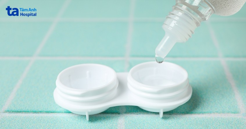 không sử dụng xà phòng rửa lens