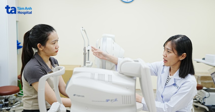 kiểm tra phù hợp đeo kính áp tròng loạn