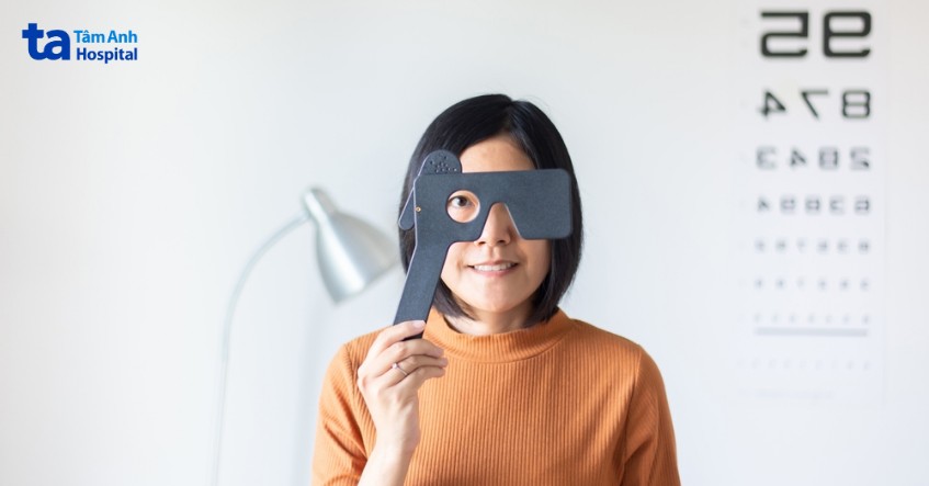 kiểm tra thị lực trước khi sử dụng lens