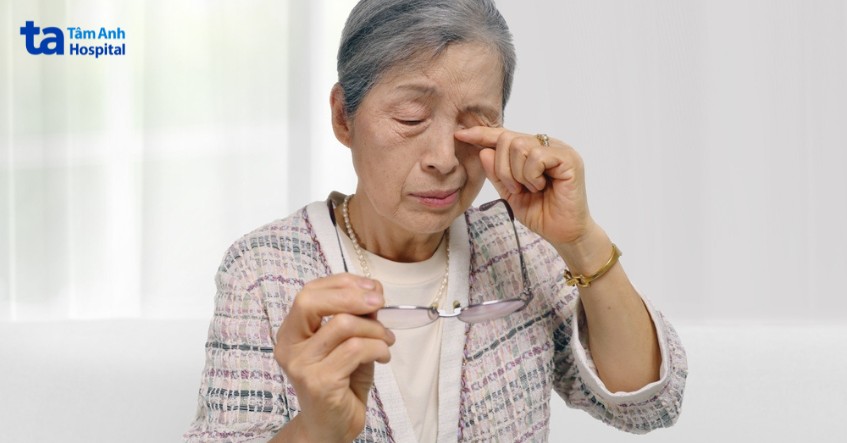 kính áp tròng đa tiêu cự trị tật khúc xạ