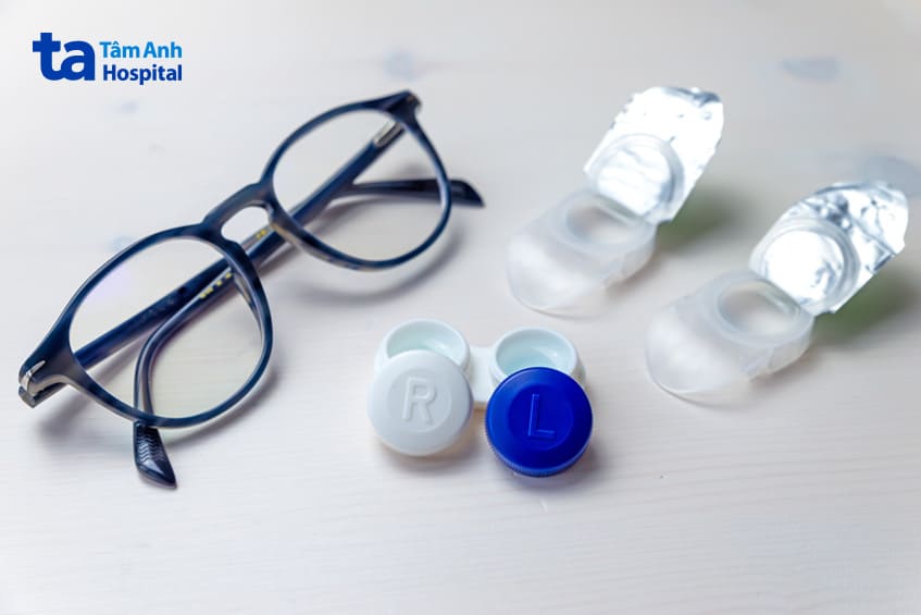 kính loạn thị được sử dụng phổ biến