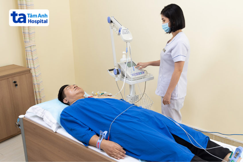Kỹ thuật viên đang thực hiện phương pháp ECG cho bệnh nhân