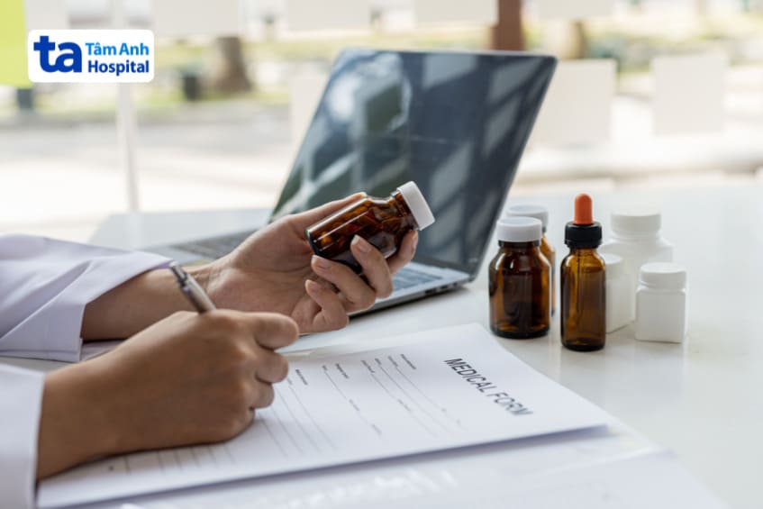 liệt kê với bác sĩ thuốc đang dùng để tránh tương tác thuốc