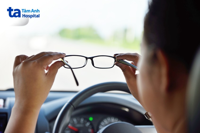 mắt cận nhẹ cũng cần đeo kính