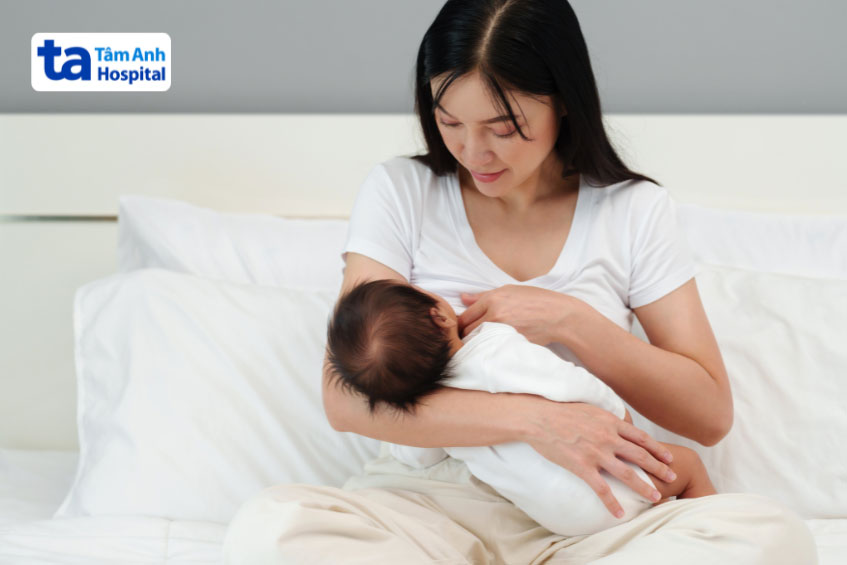 mẹ chăm sóc trẻ sơ sinh