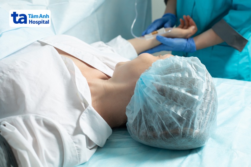 nhập viện do triệu chứng rò dịch não tủy