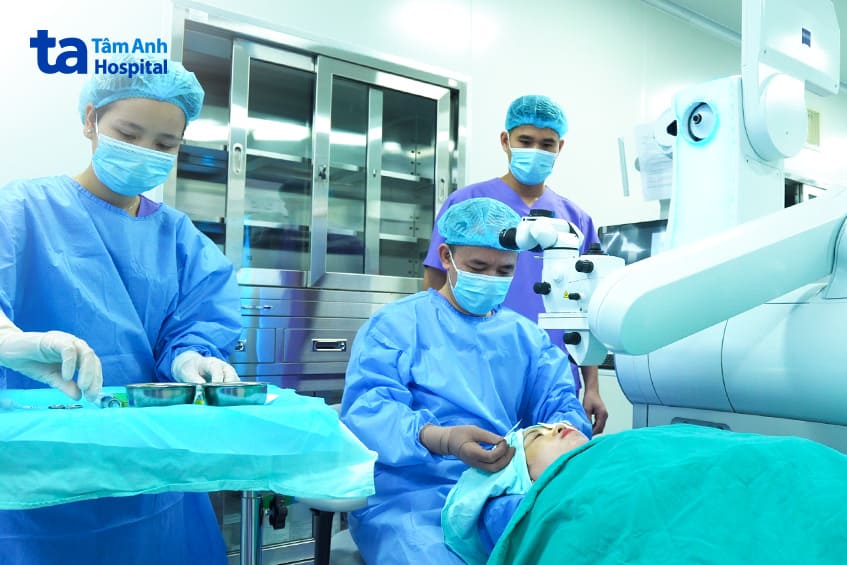 phẫu thuật khúc xạ được chỉ định trong trường hợp đáp ứng đủ điều kiện