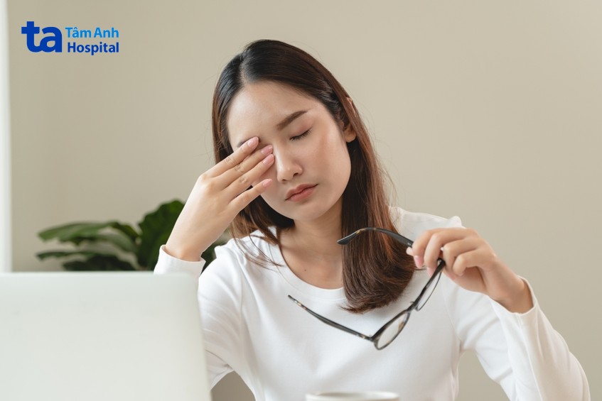 quặm mi khiến cộm khô và mỏi mắt