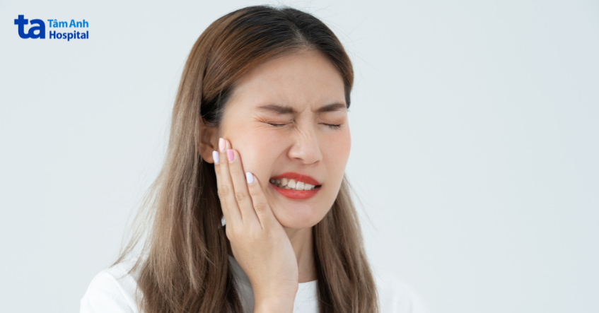 Biểu hiện răng chết tủy đổi màu