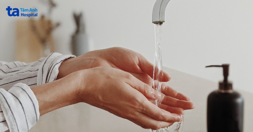 rửa tay trước khi đeo và tháo kính áp tròng