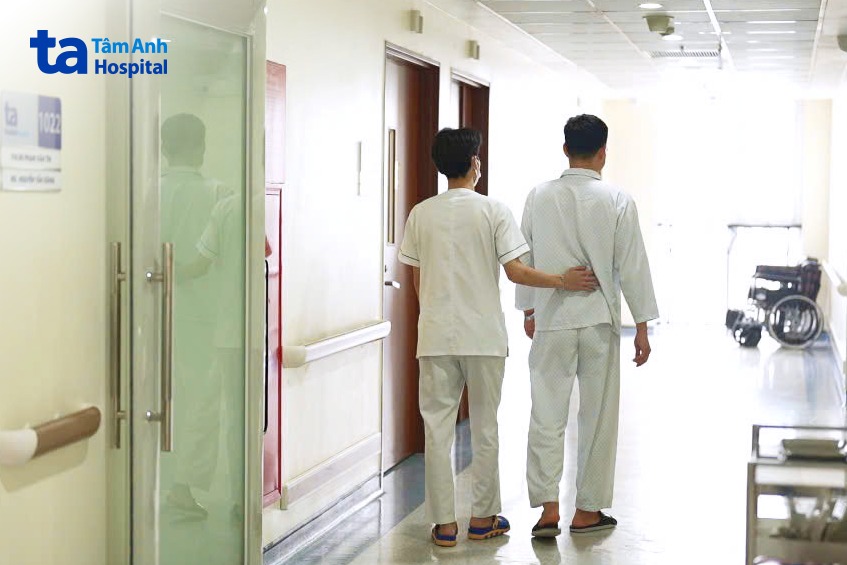 sau 10 ngày phẫu thuật người bệnh có thể đi lại