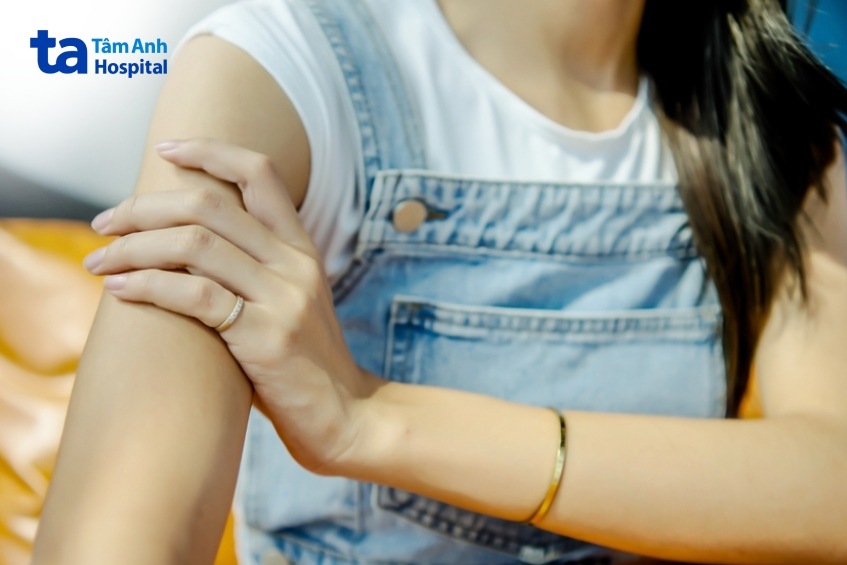 sưng hạch bạch huyết dưới cánh tay