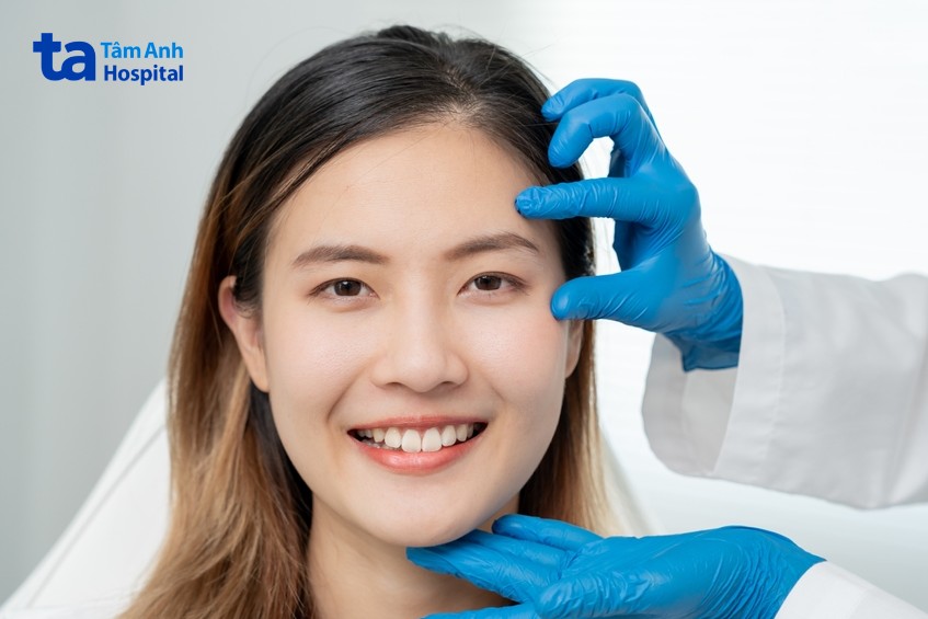 sụp mí mắc phải xuất phát từ nhiều nguyên nhân