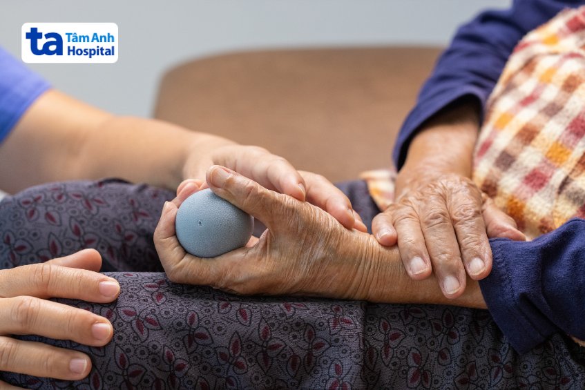 tập phục hồi chức năng cho người bị đột quỵ liệt nửa người