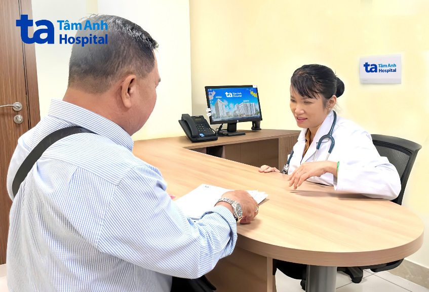 Thạc sĩ bác sĩ Trần Nguyễn Quỳnh Trâm khám cho khách hàng