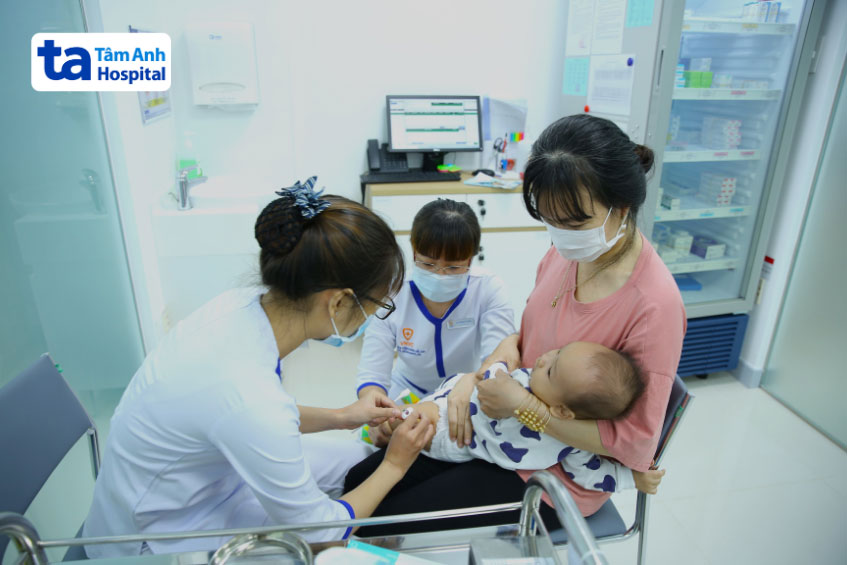 thực hiện tiêm phòng cho bé