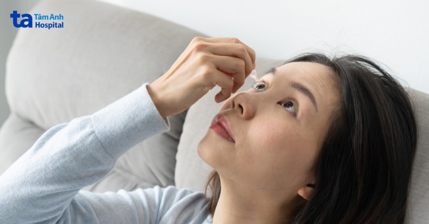 thuốc nhỏ mắt hạn chế cộm mắt