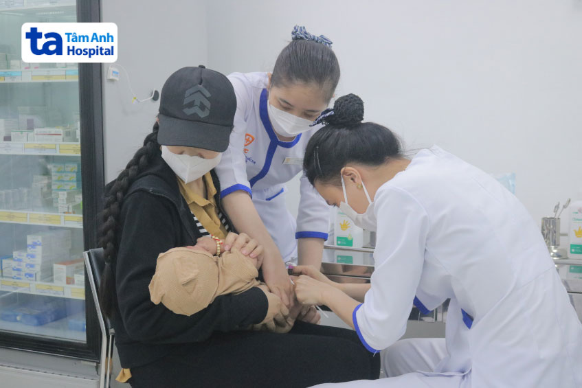 tiêm vắc xin hexaxim cho bé