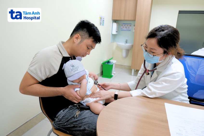 trẻ đau bụng dưới rốn cần được bác sĩ khám