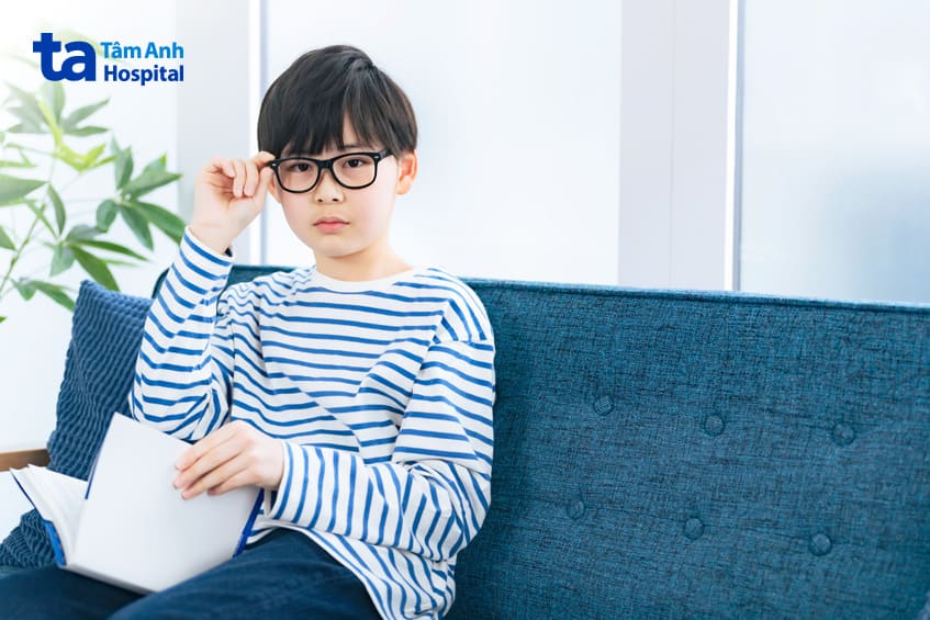trẻ em nên đeo kính đúng độ loạn thị