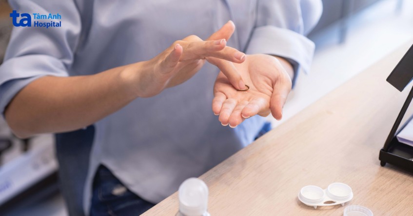 vệ sinh kính trước và sau khi dùng